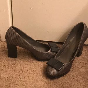 Block heeled pumps